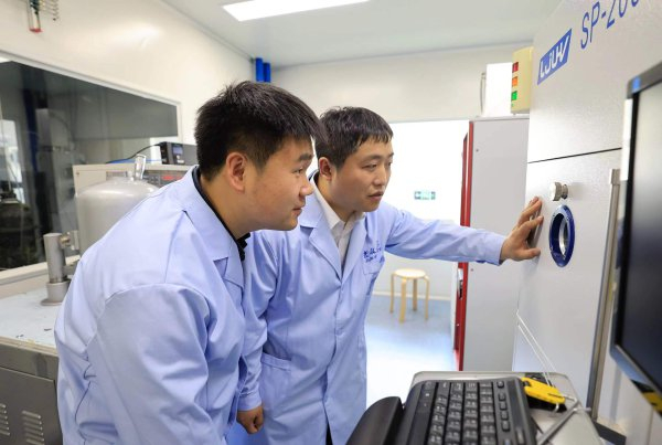 吉林大学唐敖庆青年学者王磊、韩冬冬