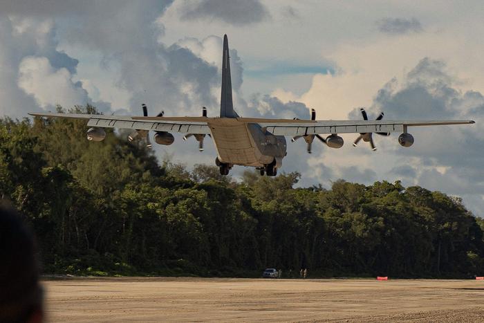 美国海军陆战队KC-130在翻修过的贝里琉机场上着陆 图片来源：dvidshub.net