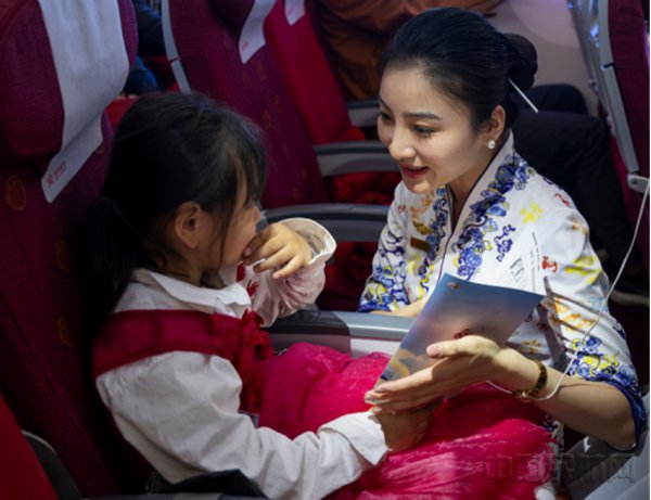 海南航空乘务人员向小旅客科普安全知识（本文图片均由海南航空提供）