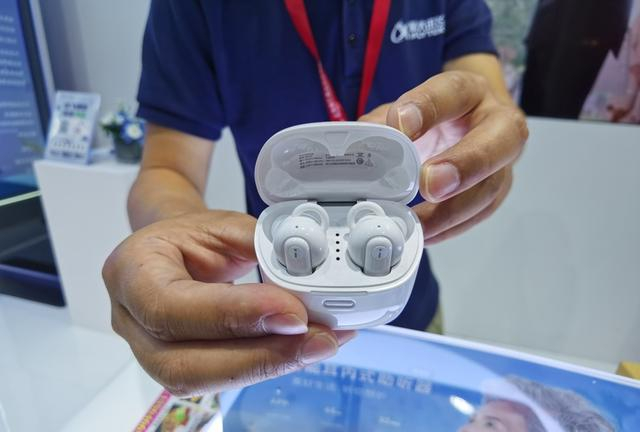 科大讯飞展示的一款助听器，借助人工智能技术，可将复杂环境下的语音转为文字。 陈玺撼摄