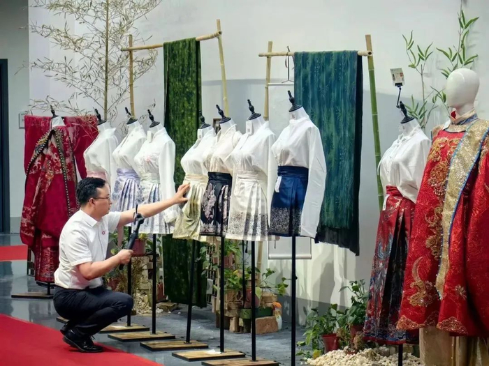 李字雷正在直播讲解马面裙款式/图源：盐财经记者 摄