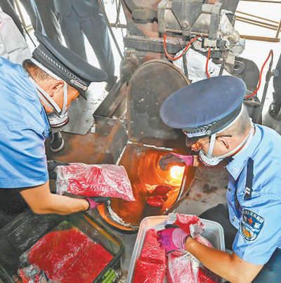 云南省昆明市公安局在某化工厂启动全市集中统一无害化销毁毒品行动。