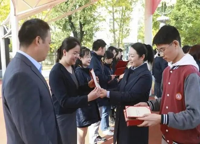 加强社团建设，全方位提升学生综合素质