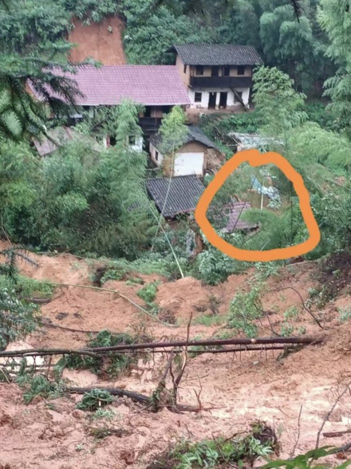 一对老夫妻的房子被滑坡掩埋只剩屋顶一角。图源：受访者
