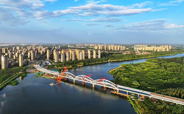 　　厂通路潮白河大桥正在火热建设中。记者 方非/摄