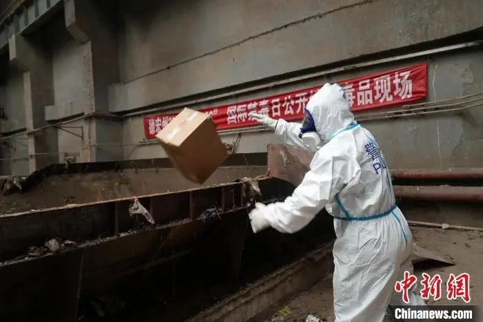 图为警方公开销毁毒品。田洪涛 摄