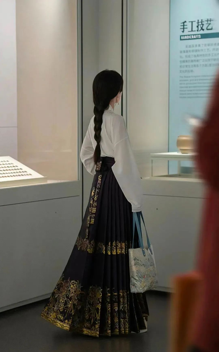 网友穿马面裙逛博物馆/图源：小红书@LATATA