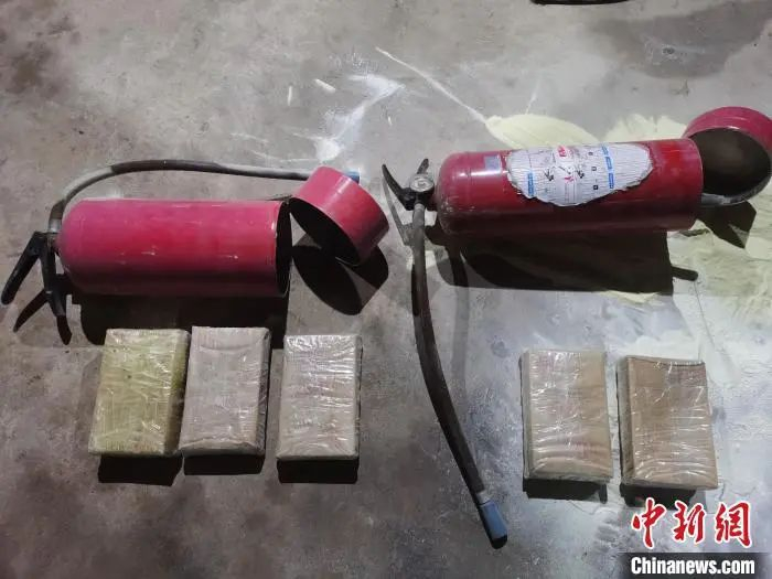 图为在灭火器内查获的毒品。普洱边境管理支队 供图