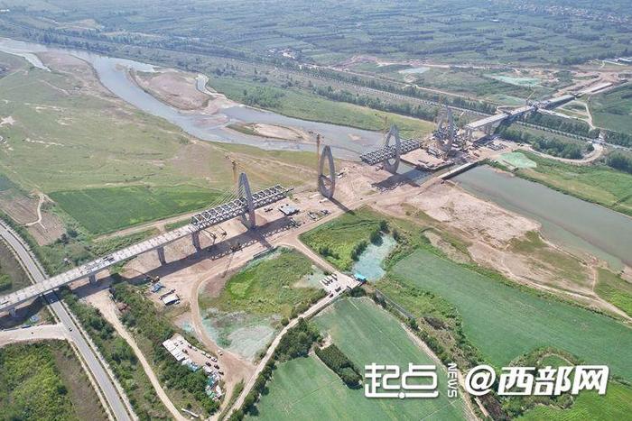 正在建设中的引汉济渭渭河管桥。