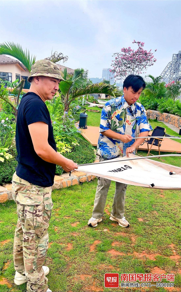 ▲邹绍东（左）正在培训新入职的营地管家一起搭帐篷。记者 苏华 摄