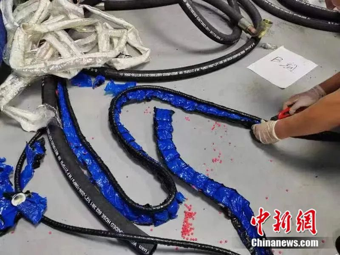 图为液压管内的毒品。西双版纳边境管理支队 供图