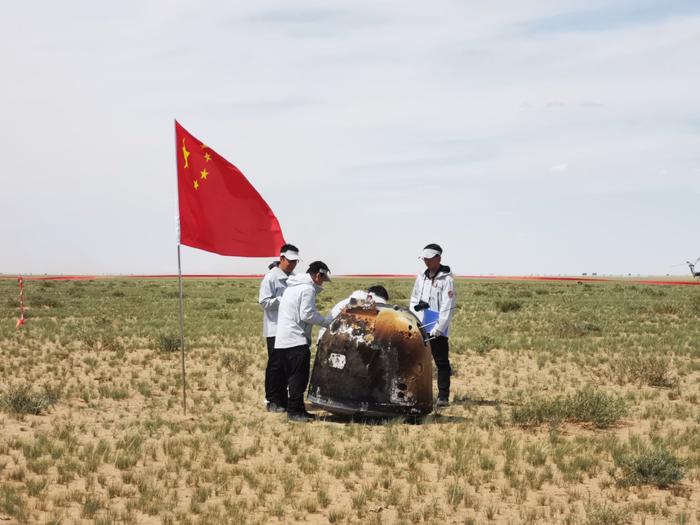 25日，嫦娥六号返回器准确着陆于内蒙古四子王旗预定区域。工作人员正在现场进行检查。王泗江摄