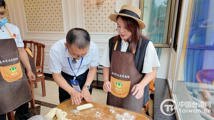 图为兰州牛肉面师傅现场教台湾青年制作拉面。（中国台湾网记者 李鑫 摄）