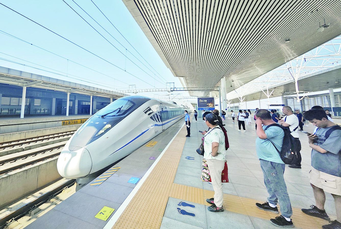 6月21日，乘客在渭南北站准备乘坐和谐号出行。 本报记者 马昭 摄