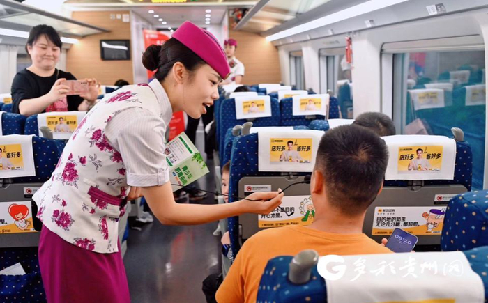 列车工作人员向乘客宣传禁毒知识