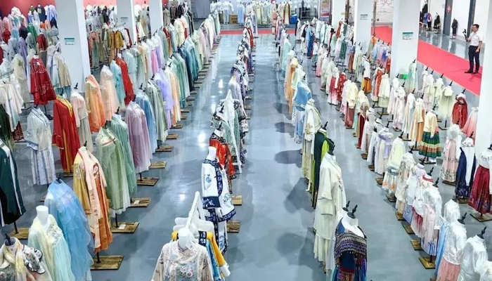 李字雷正在曹县有爱云仓总部直播/图源：盐财经记者 摄