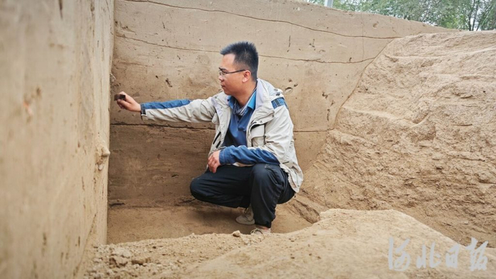 6月7日，位于雄安新区的南阳遗址考古发掘现场，工作人员正在探方内作业。河北日报记者曹铮 摄
