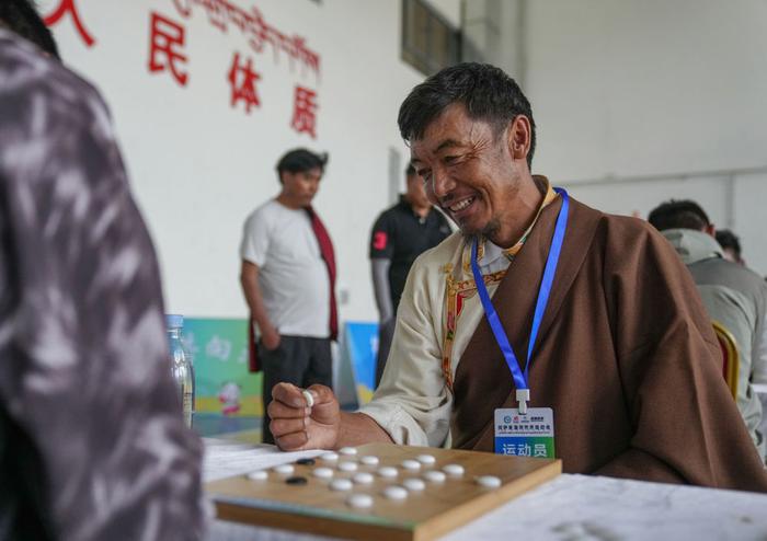6月24日，曲水队选手尼玛达瓦在藏棋比赛中。新华社记者 晋美多吉 摄