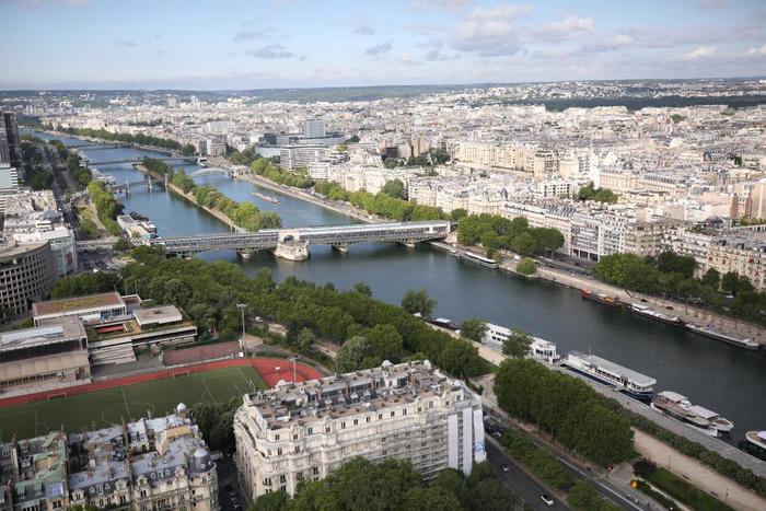 2020年6月18日拍摄的法国巴黎塞纳河和城市景观。新华社记者 高静 摄