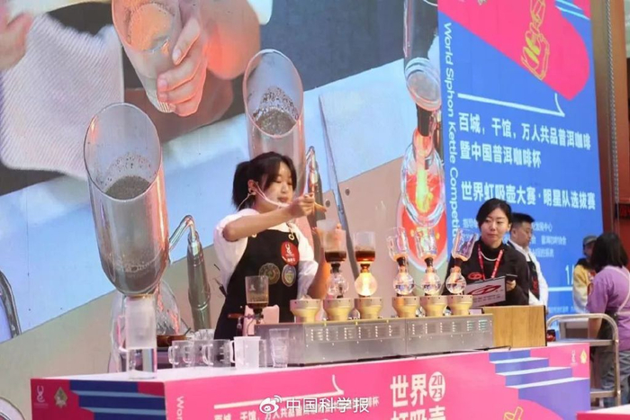 热作学院学生参加世界虹吸壶大赛。热作学院供图