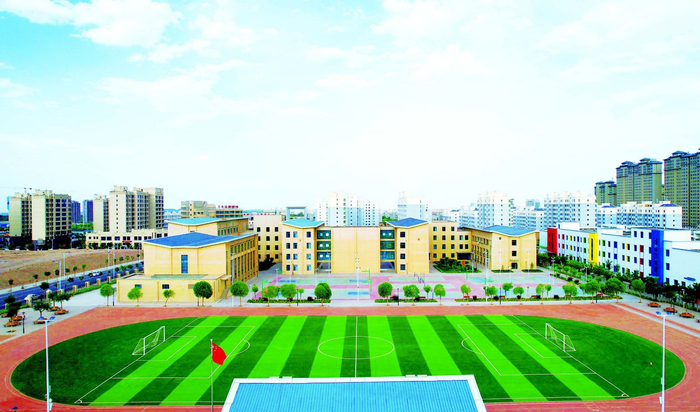 蓝天白云掩映下的市龙首高级中学。记者董振虎摄