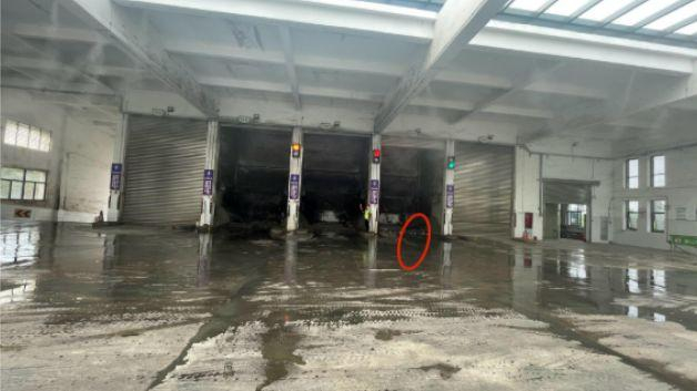 事故发生在八一垃圾中转站内二楼卸料平台4号卸料口。 图源：事故调查报告