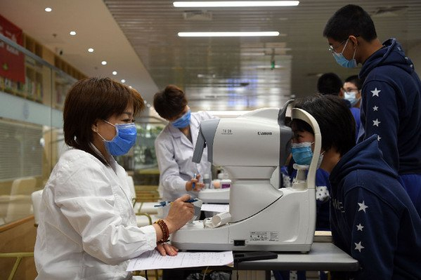 北京同仁医院医生为学生检测眼压。资料照片