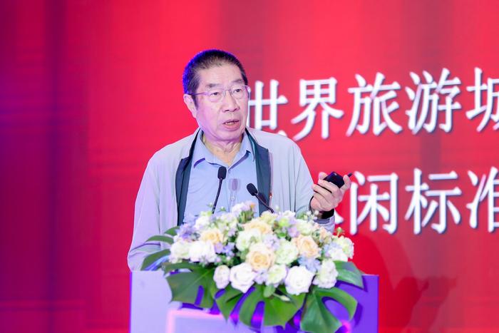 图注：世界旅游城市联合会首席专家魏小安