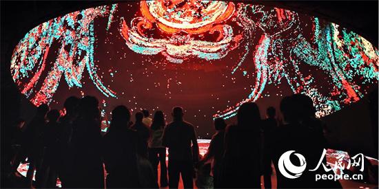 巨幅LED球形屏幕演绎“由地入天”仪式。人民网记者 刘微摄