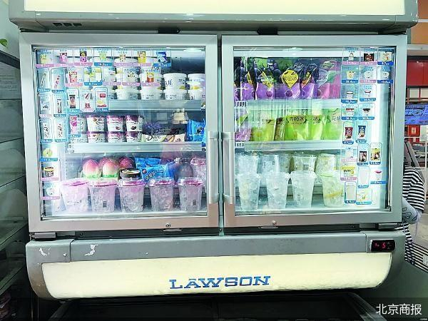 罗森便利店冷柜里，冰杯被摆在最显眼的位置。