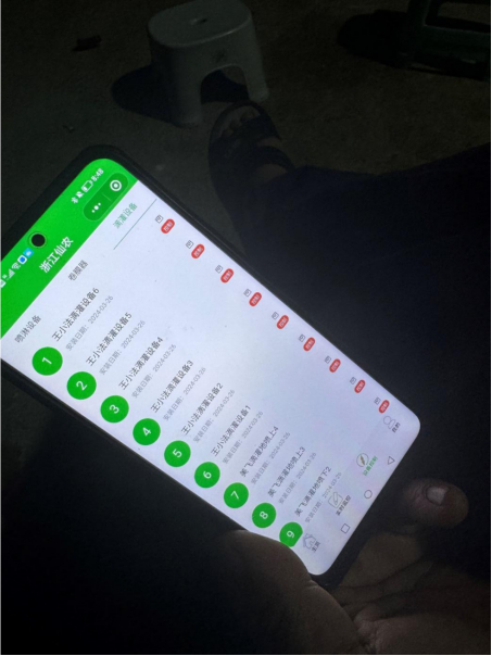 　　王小法可以在手机上操作控制大棚内的温度、湿度以及打药等程序。刘浩 | 摄