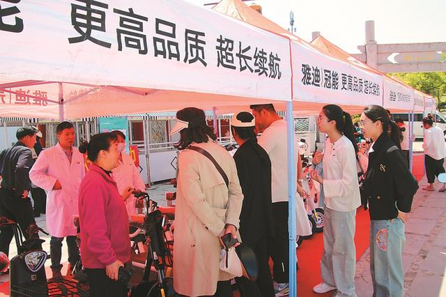 柳泉镇举行的电动车以旧换新活动。 付立东 摄