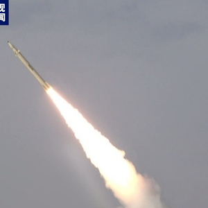 “胡塞武装首次公布高超音速导弹打击以色列船只”