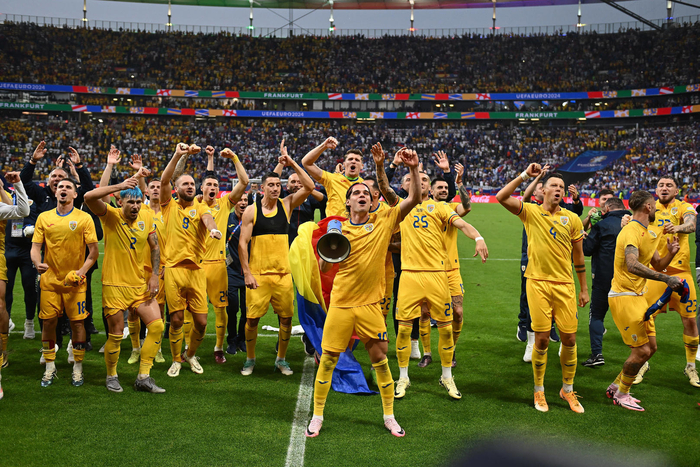  罗马尼亚队庆祝以小组第一出线 图据视觉中国