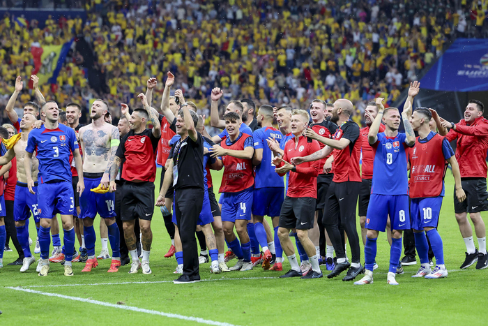  斯洛伐克队庆祝出线 图据视觉中国