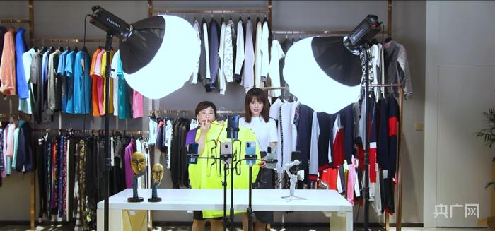 “直播电商+针织服装”线上销售模式（央广网记者郇康新 摄）