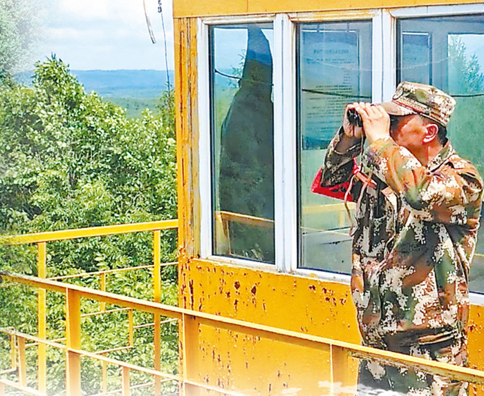 党向民在塔上瞭望。