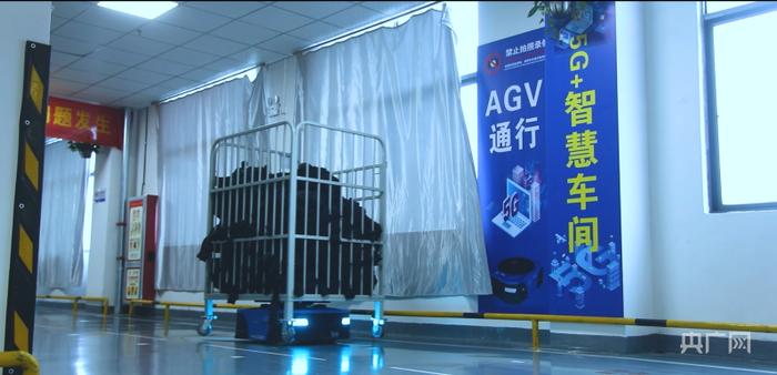 智慧工厂AGV自动运输机器人（央广网记者郇康新 摄）
