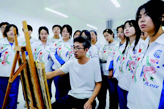 在美术社团课上，同学们认真听老师讲解绘画技巧。