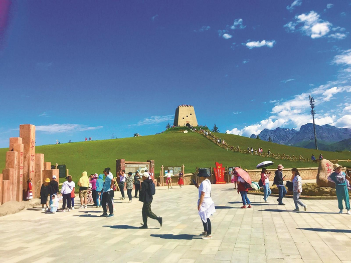 游客欣赏卓尔山风景。祁连县委宣传部供图