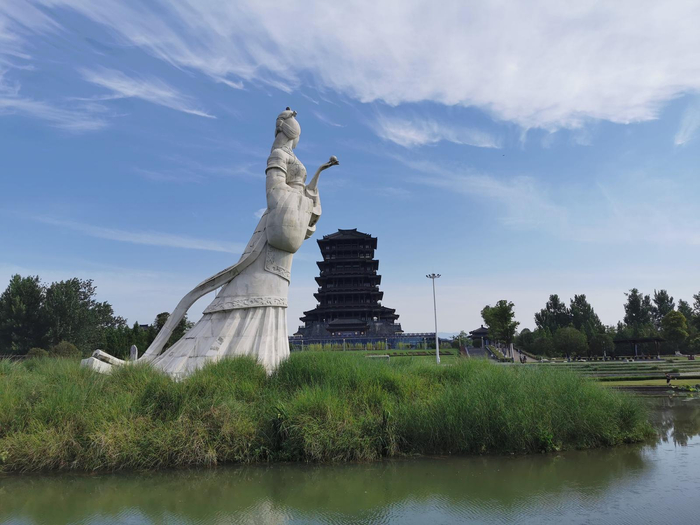 　　天汉湿地公园内，汉水女神雕像与天汉楼遥相辉映。 科技日报记者 王飞 摄