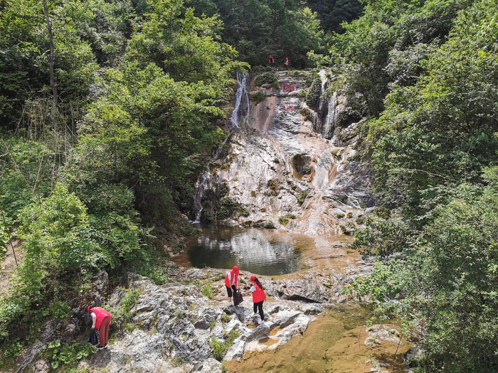 　　汉江源头河道里捡拾垃圾的志愿者。科技日报记者 王飞 摄