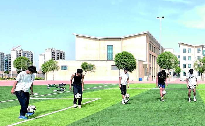 学校体育特长生在进行专业训练。记者董振虎摄