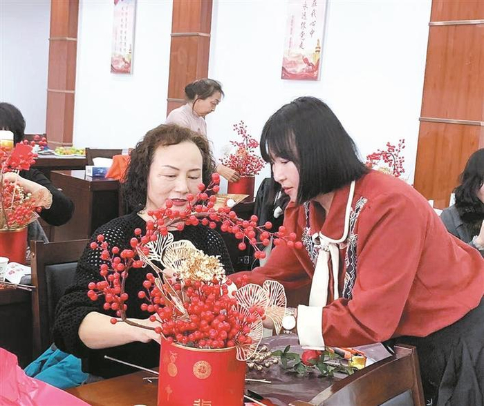     夏文雪（右）在给顾客讲解插花技巧（摄于4月13日）。张桂萍  摄