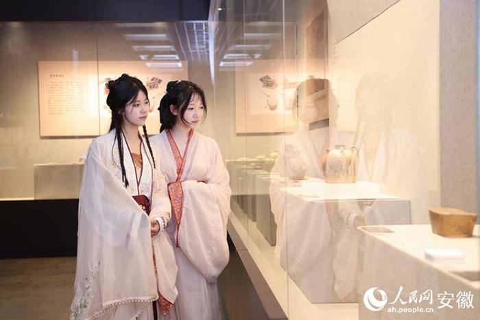 两位古装扮相的女孩参观。人民网记者 王晓飞摄