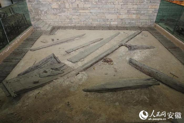 遗址出土的沉船残片。人民网记者 王晓飞摄