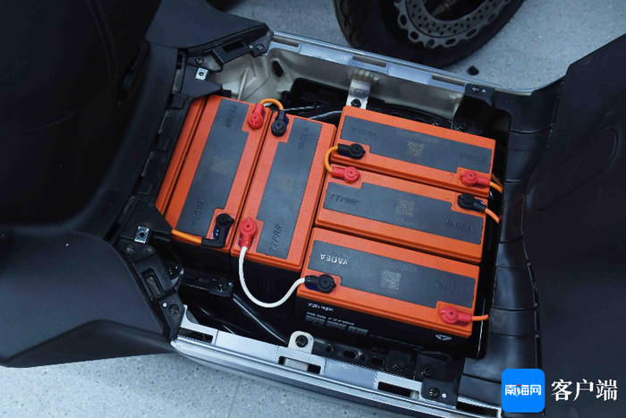 执法人员查获涉嫌加装电池的电动自行车 摄影。记者 蒙健 摄