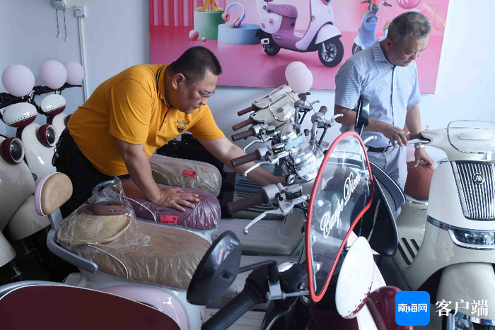 执法人员查获涉嫌加长座垫的电动自行车。记者 蒙健 摄