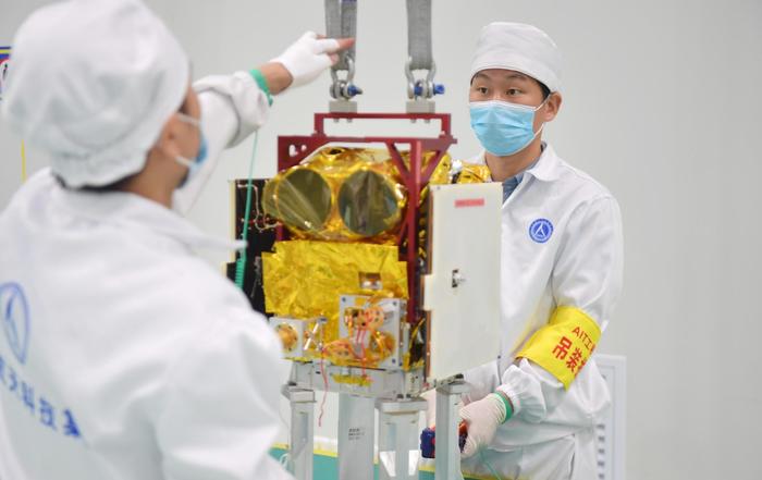 广东深圳的科研人员精心检测卫星