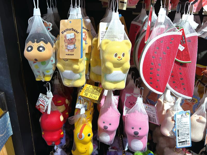     南宁民族大道一家精品店内售卖的各种“捏捏乐”    本报记者冯源 摄